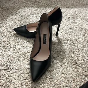 Classic black Nine West pumps